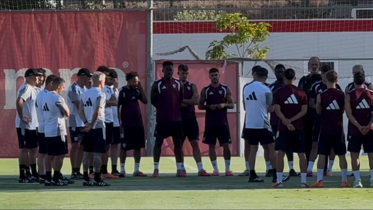 Akor se ejercita con el grupo en una sesión con tres bajas y dos regresos