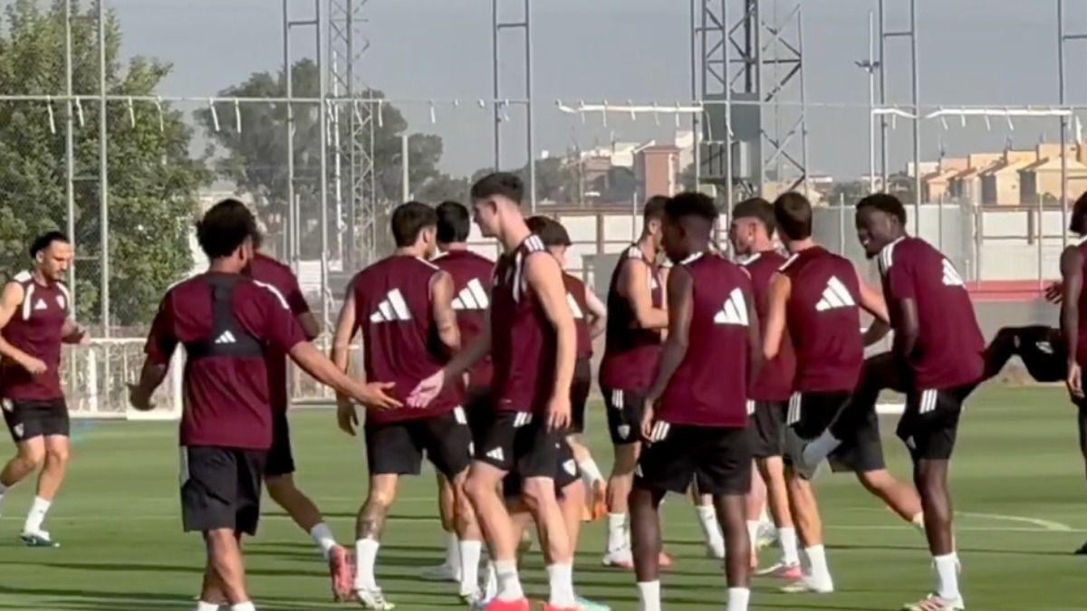 Sangante se retira del entrenamiento del Sevilla FC y Rubén Vargas sigue sin estar a punto