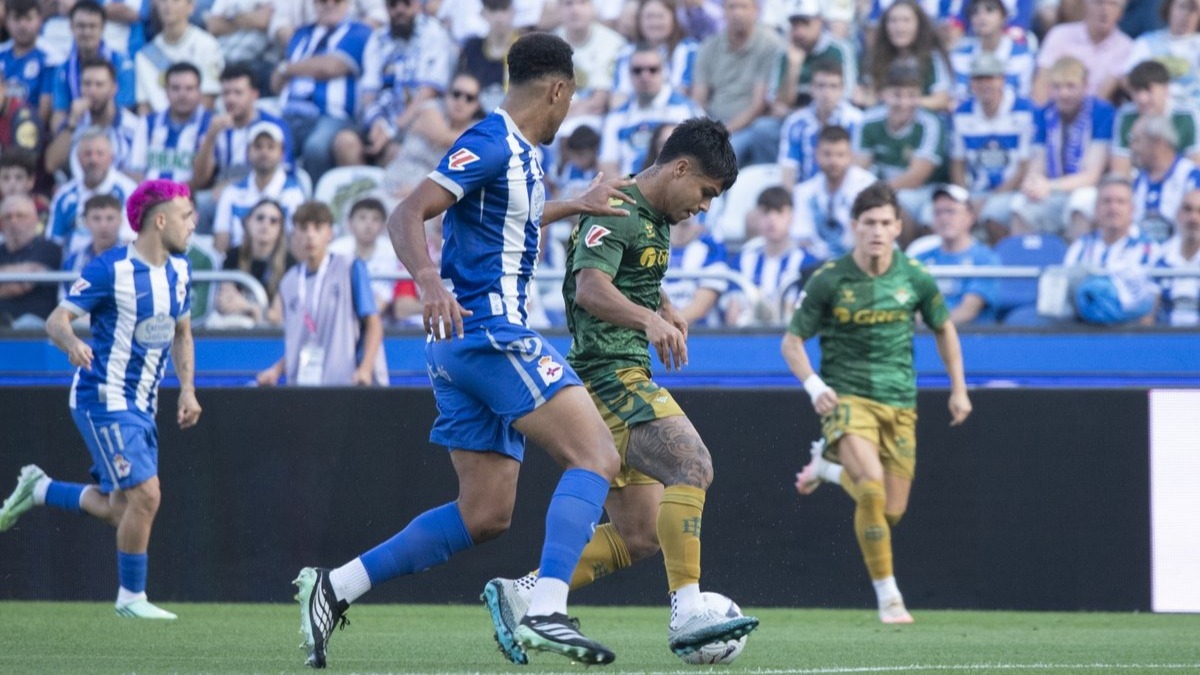 Valles no puede evitar que al Real Betis se le escapen dos puntos en Riazor