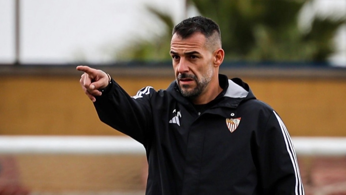 Negredo mira al banquillo del Sevilla mientras se forma en el filial