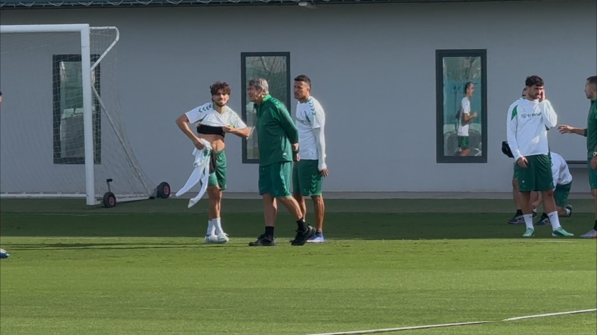 Cucho Hernández y Junior Firpo, únicas en el último entrenamiento del Real Betis