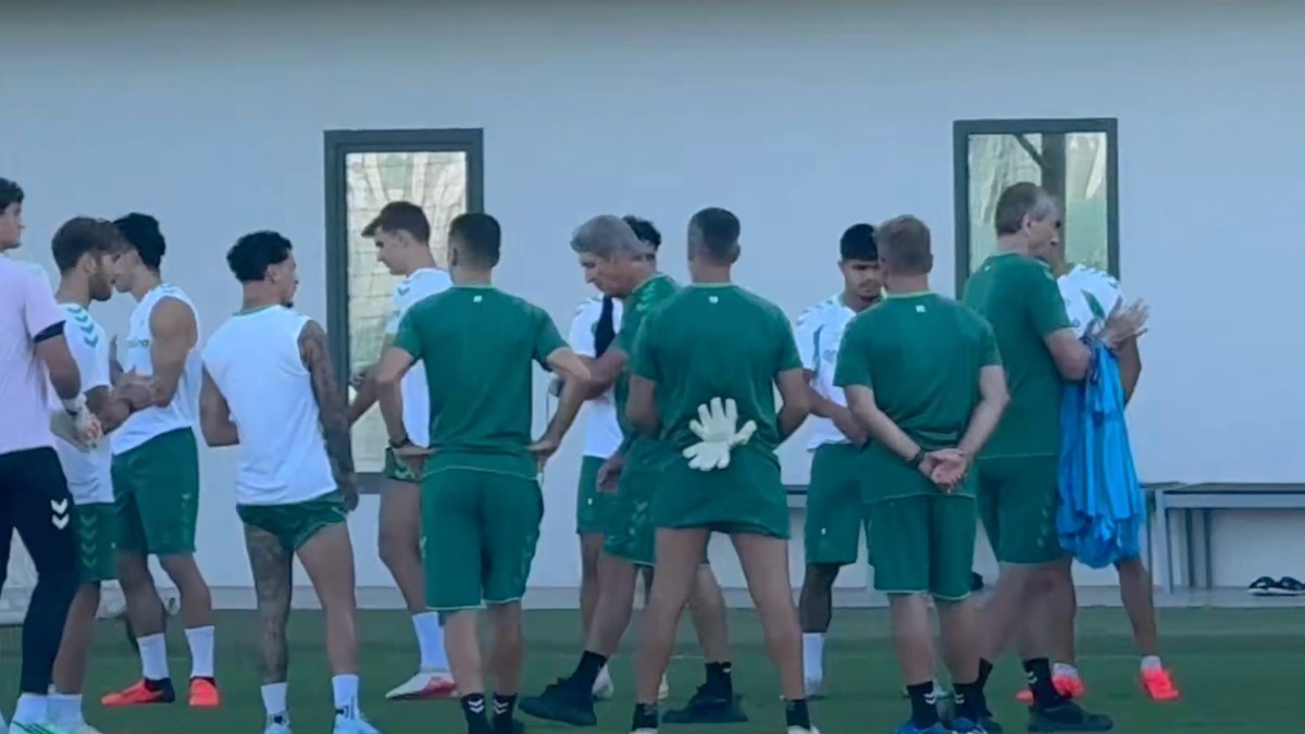 Bartra se ejercita al margen y Diego Llorente, sin máscara, vuelve con el grupo en la sesión de trabajo del Real Betis