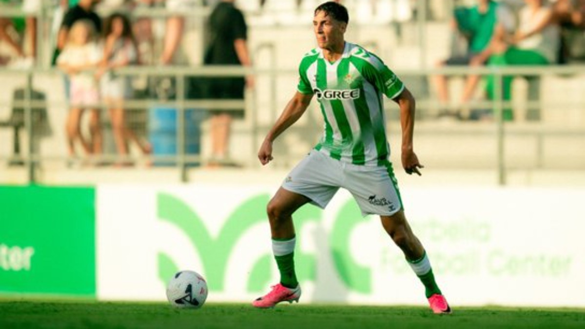 Bernal se rinde a Deossa y avala su rendimiento en el Betis: "El jugador que más me ha sorprendido"