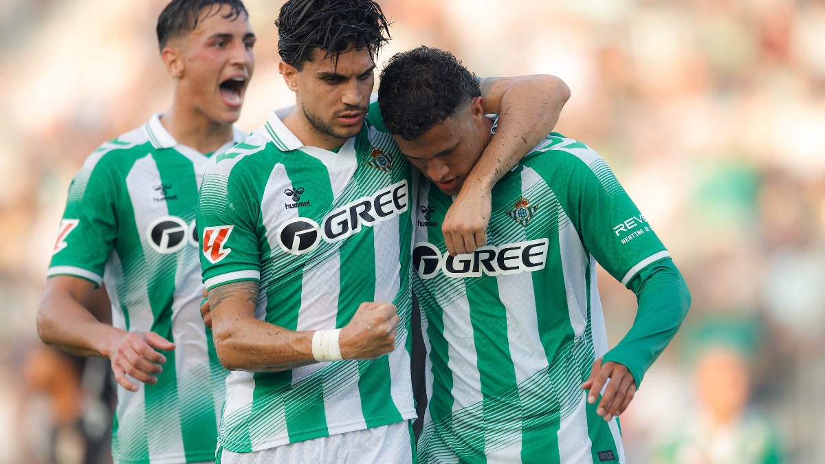 El Betis golea y convence (4-0) ante un ‘rival Champions’