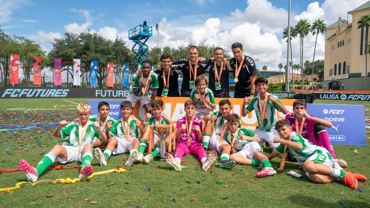 El merecido recibimiento al Infantil B del Real Betis