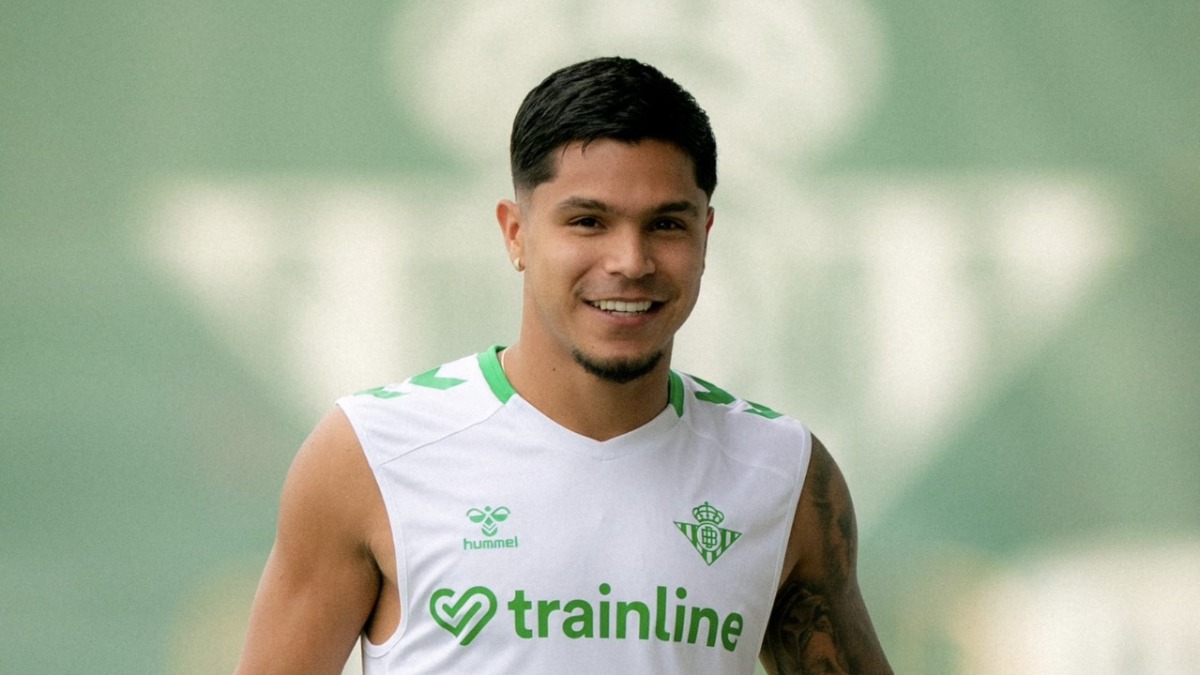 Cucho Hernández vuelve al trabajo con el Real Betis