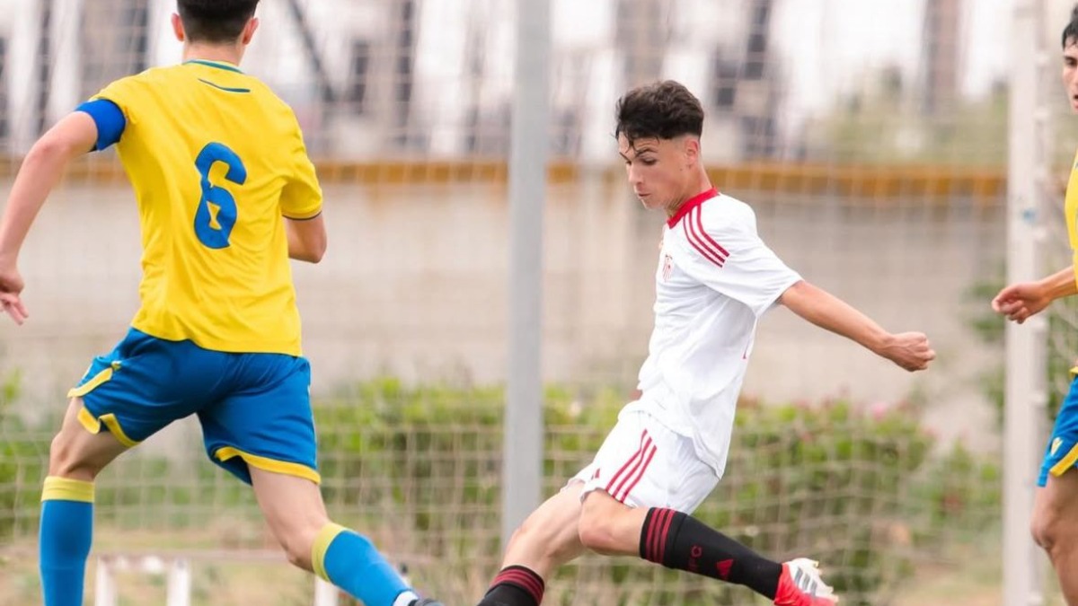 El Sevilla blinda a otra de las joyas de su cantera: contrato profesional y cláusula de 10 millones