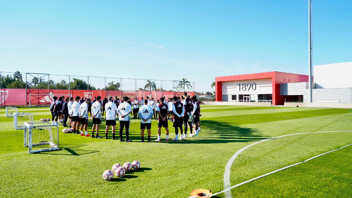 El Sevilla entrena en una sesión marcada por la consternación