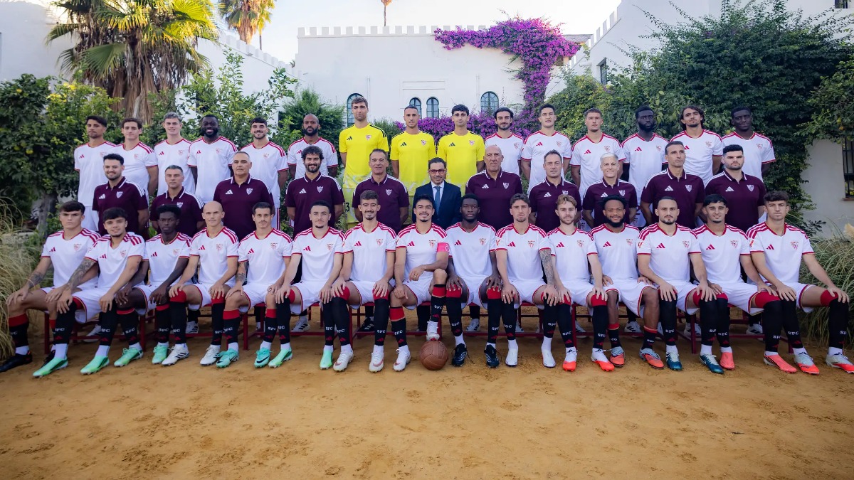 El Sevilla FC homenajea a la Generación del 27 en la foto oficial 2026/2027