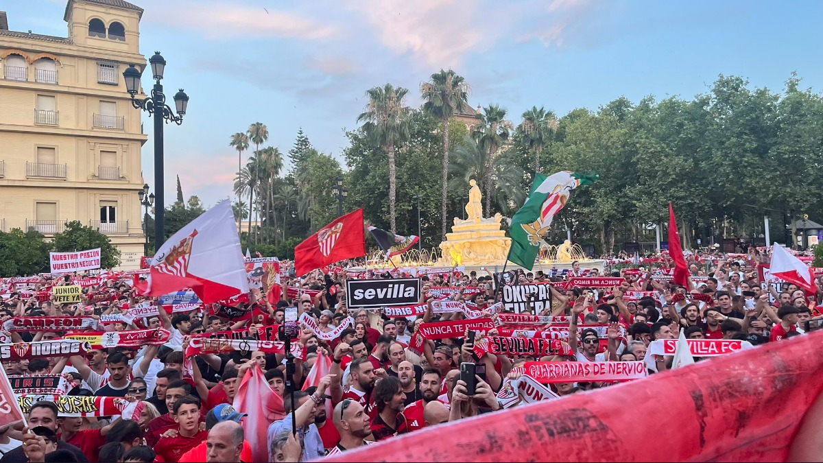 El sevillismo clamó una vez más contra la directiva en una masiva manifestación