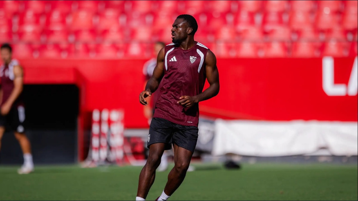 Fofana ya entrena con el grupo en una sesión con una destacada ausencia