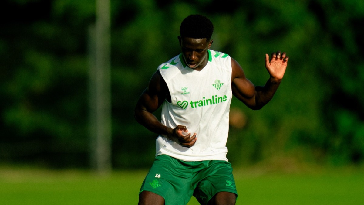 "Gnangoro Bouare tiene personalidad y calidad para participar en el Real Betis este año"