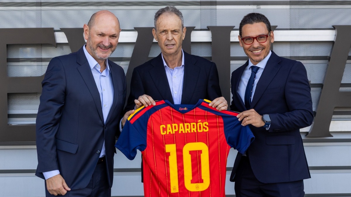 La RFEF homenajea a Caparrós en la Ciudad Deportiva nervionense