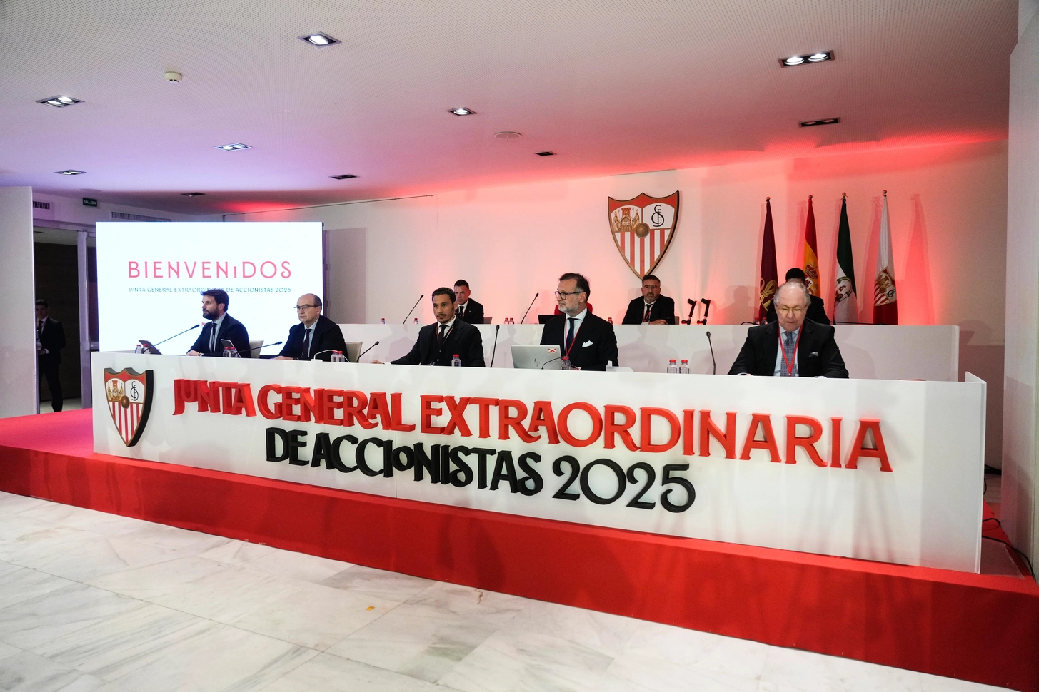 Los accionistas del Sevilla FC responden y denuncian a Sergio Ramos