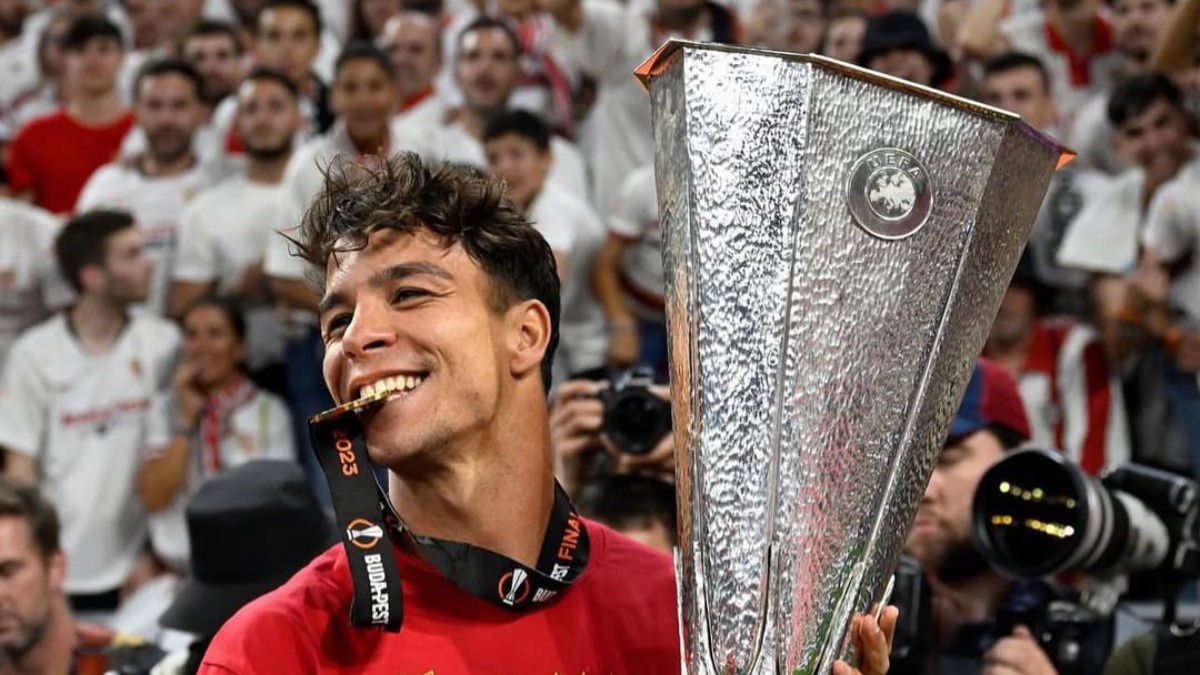 Óliver Torres recuerda la eliminatoria contra el United: "A los tres minutos, se hizo el runrún"