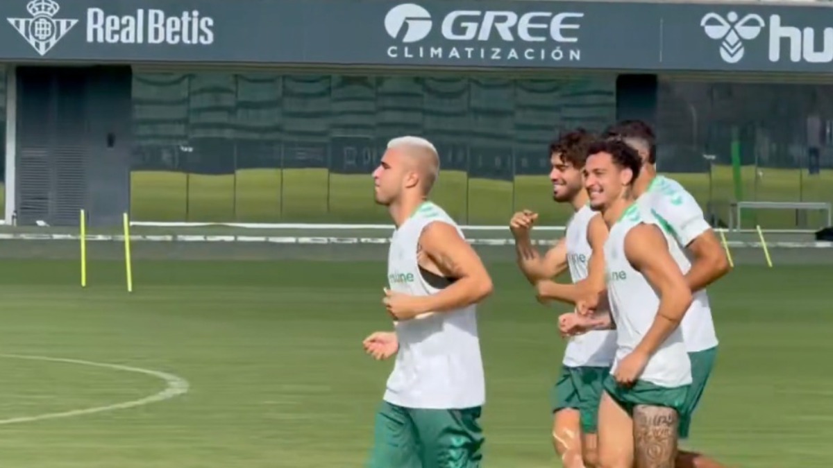 Pablo García entrena con el Real Betis mientras progresan las negociaciones con el Hull City