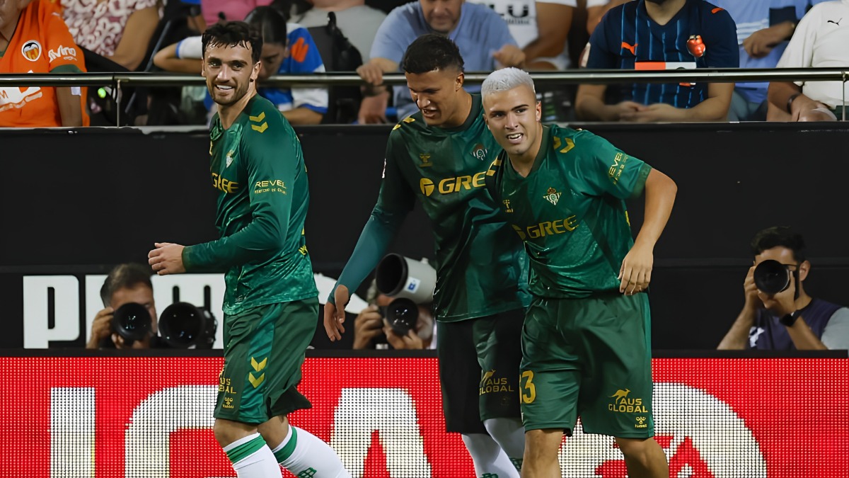 Pablo García y un gol 'made in Alcosa' le dan los tres puntos al Real Betis en Valencia