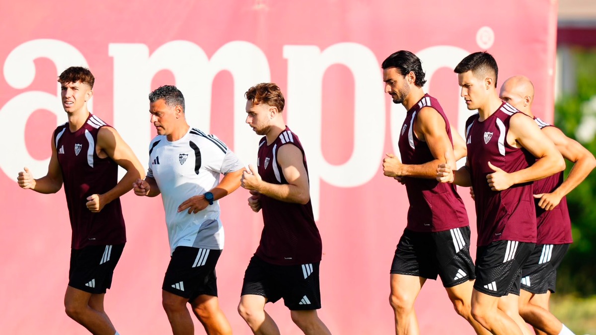 Tercer entrenamiento del Sevilla con tres ausencias destacadas y un regreso