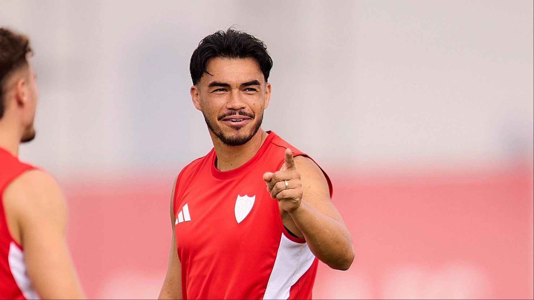 Suazo hace balance de su primer año en el Sevilla: “Me siento feliz y orgulloso de lo conseguido”