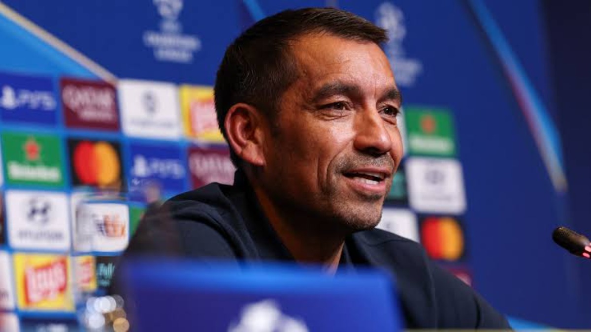 Van Bronckhorst: "No es el tipo de césped que esperas a nivel Champions"